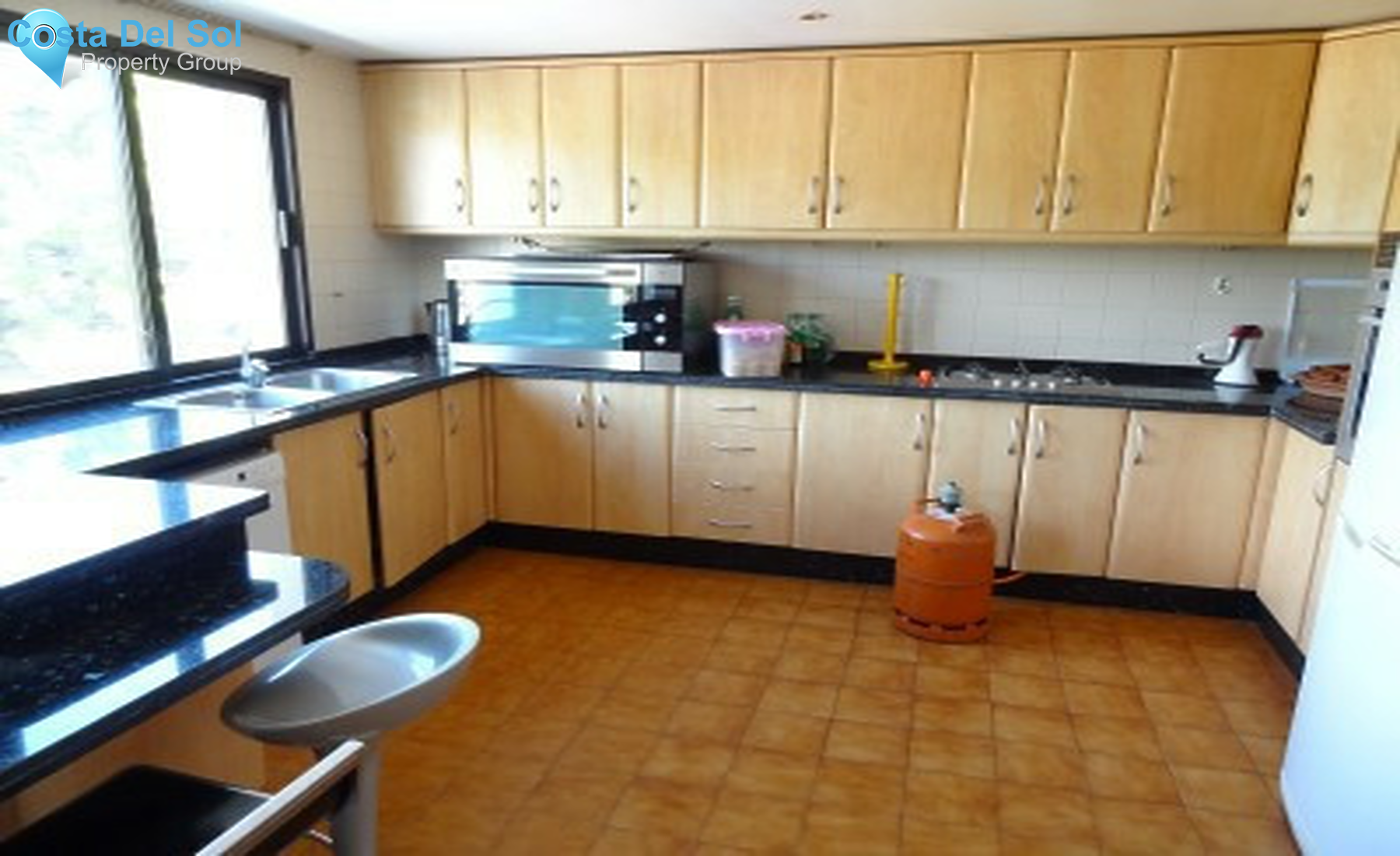 Commercial in Puerto Banús-1276789