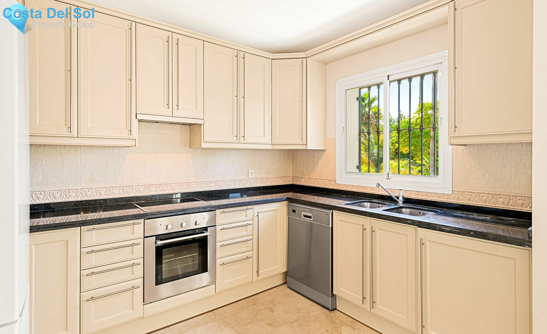 Detached Villa in Nueva Andalucía-1471887
