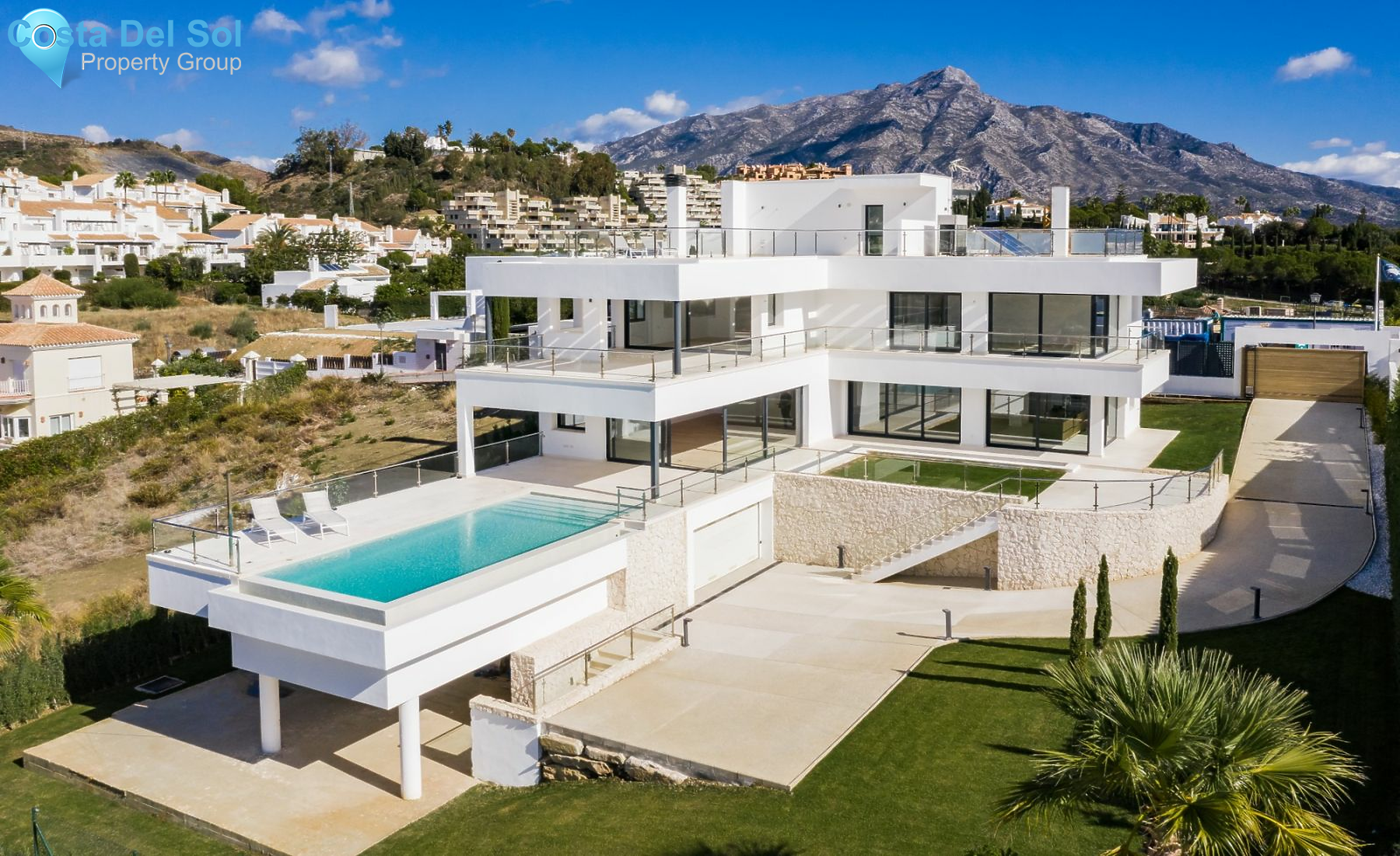 Detached Villa in Nueva Andalucía-1518987