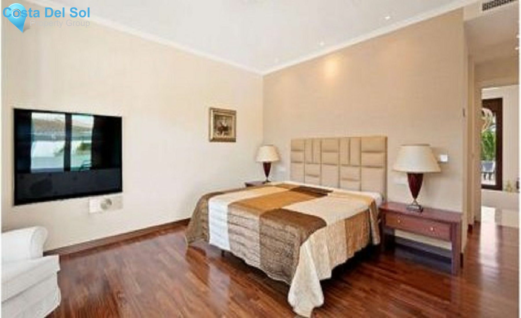 Detached Villa in The Golden Mile-1199811