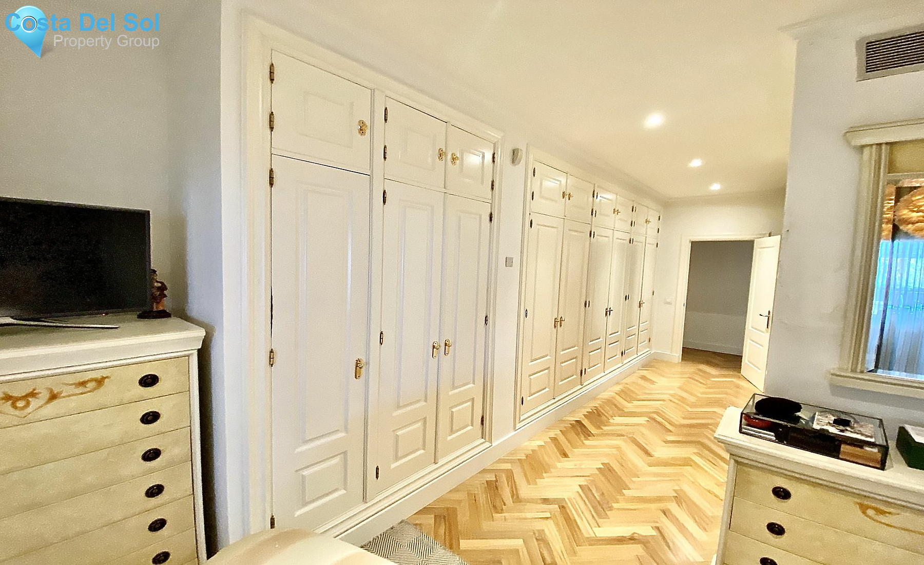 Ground Floor Apartment in The Golden Mile-1200409