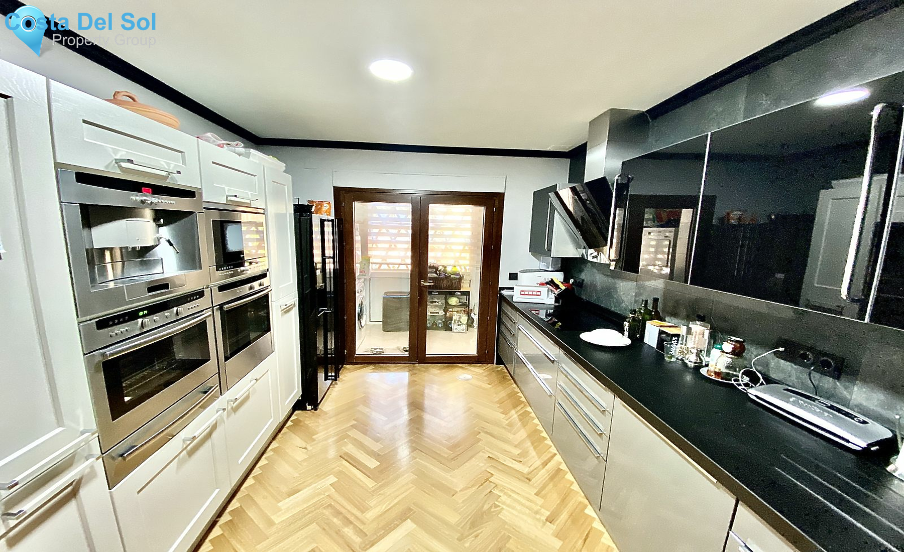 Ground Floor Apartment in The Golden Mile-1200396