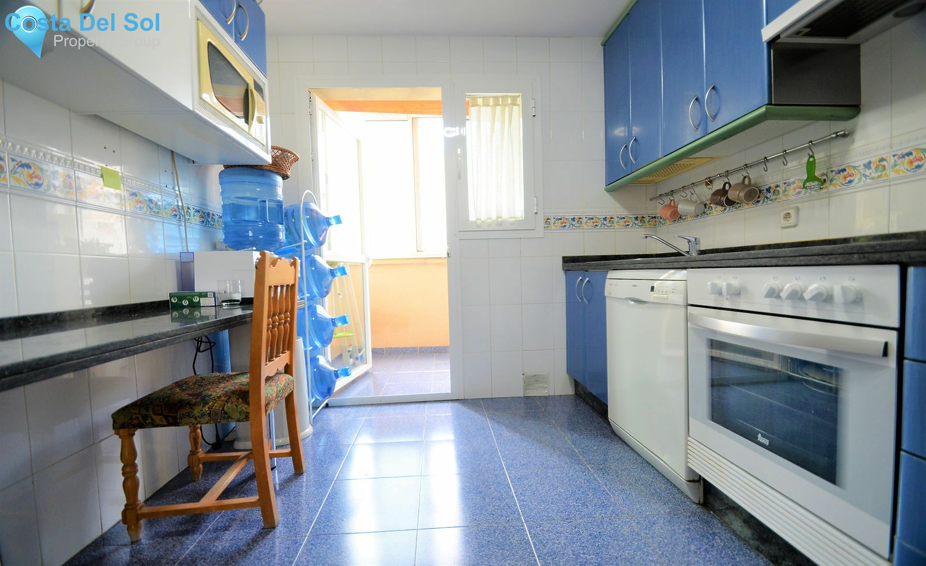 Middle Floor Apartment in Estepona-1516268