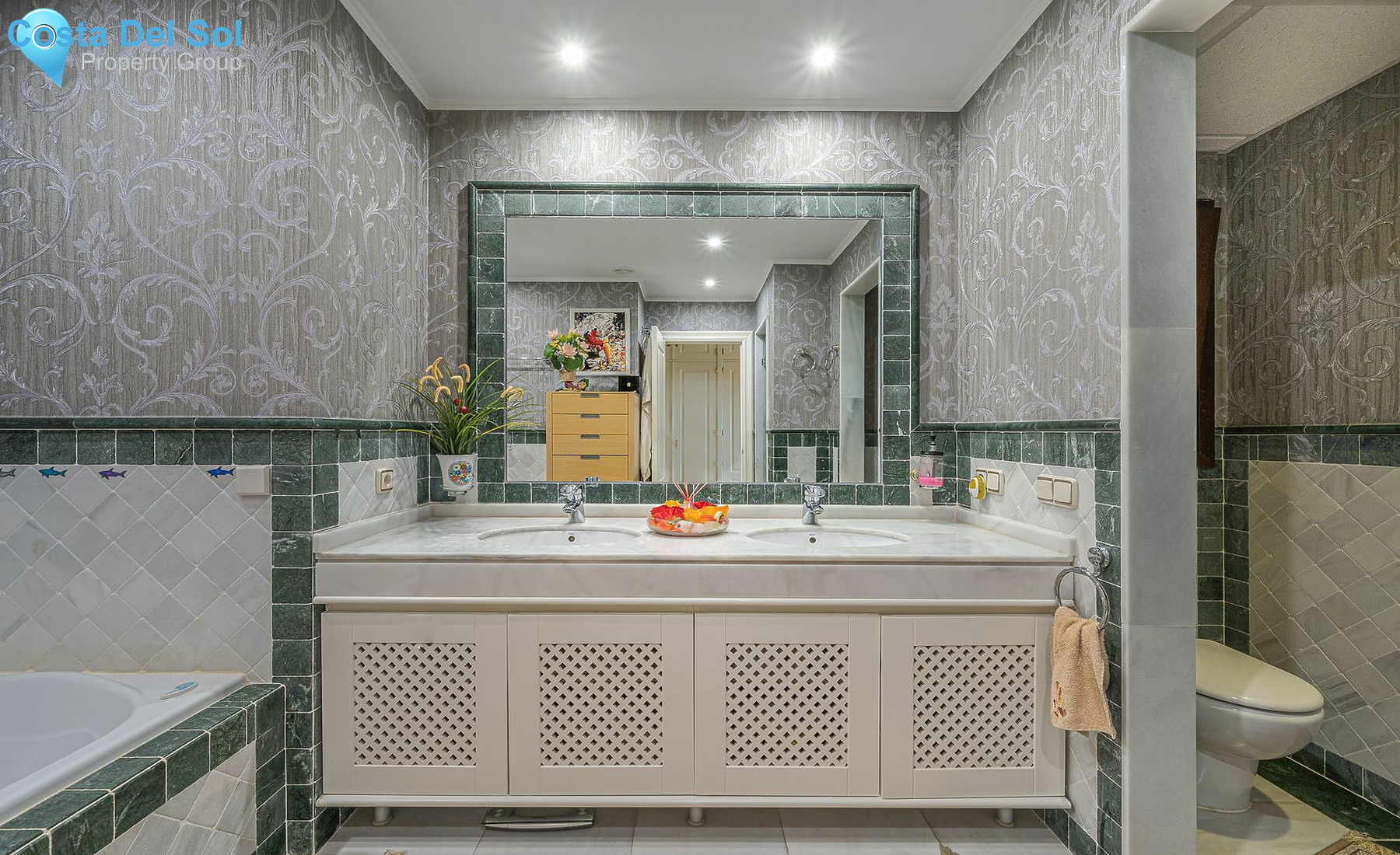 Middle Floor Apartment in The Golden Mile-1139904