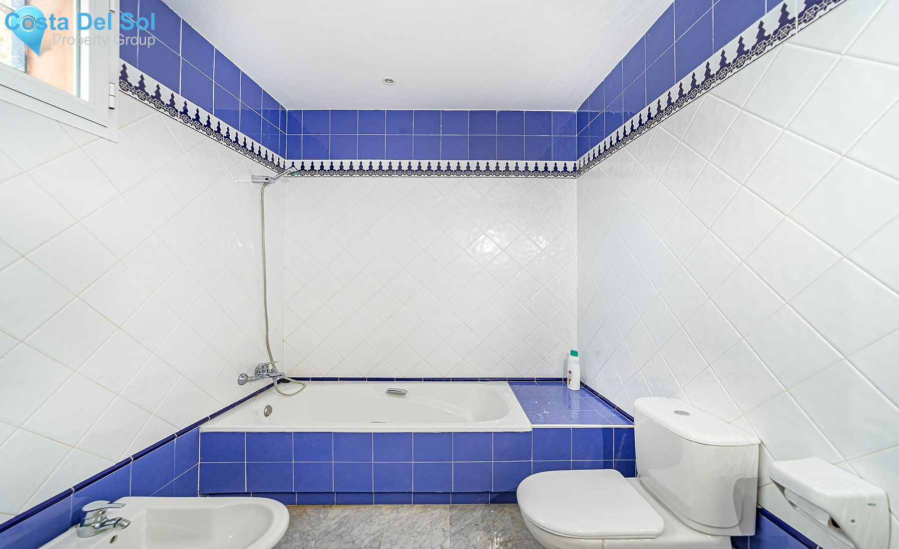Top Floor Apartment in Estepona-1220755