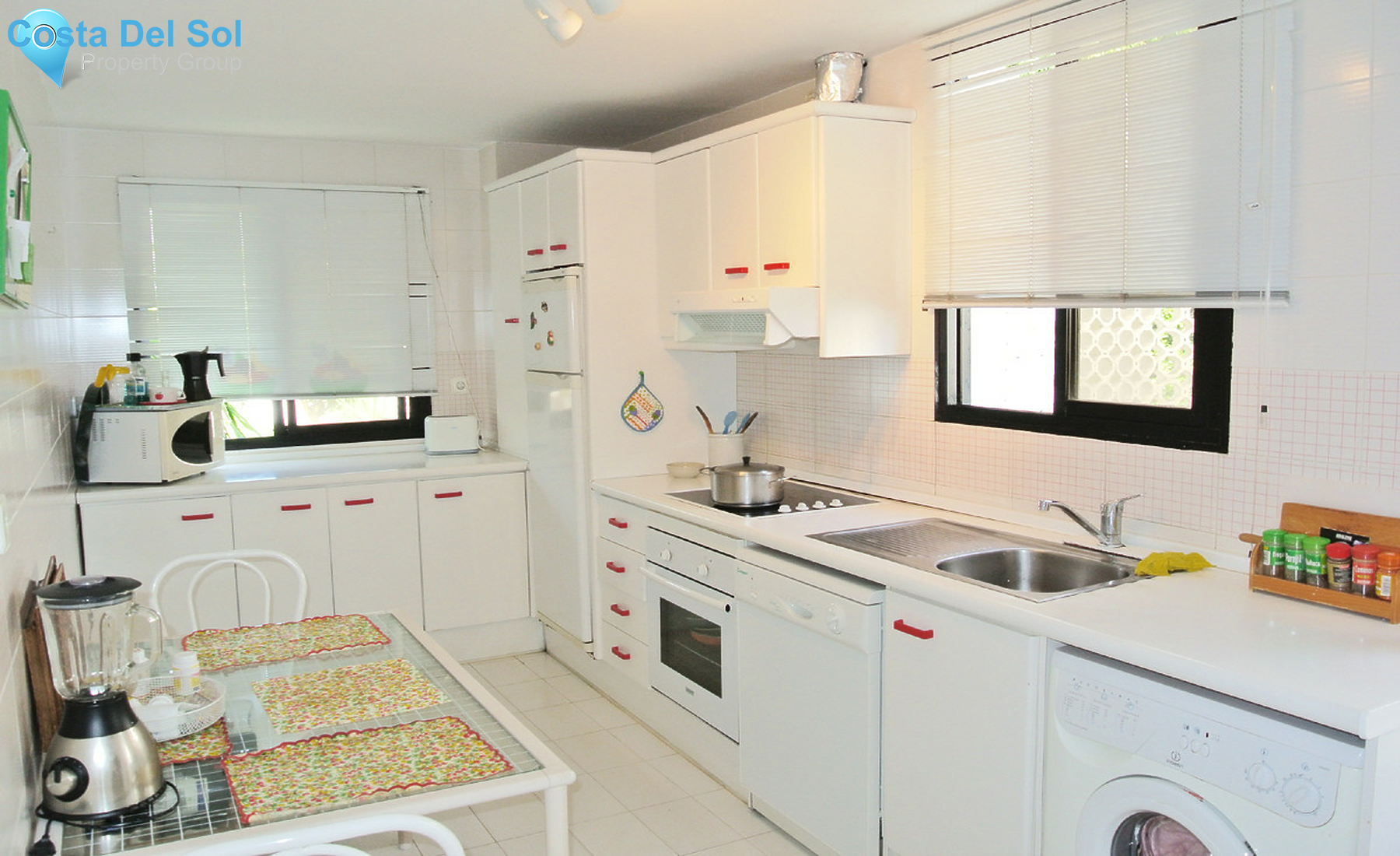 Top Floor Apartment in The Golden Mile-1401729