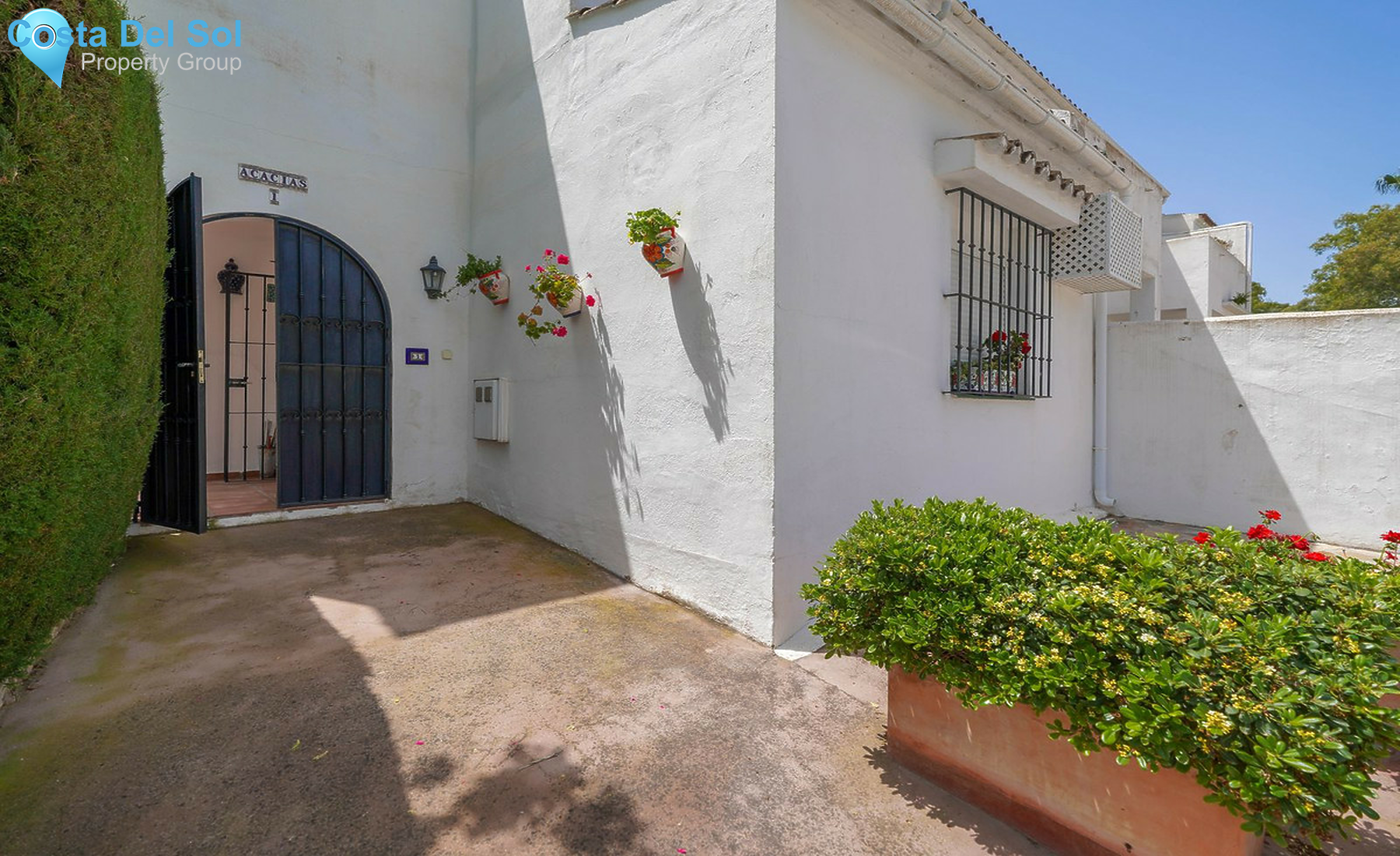 Townhouse in El Paraiso-1370400