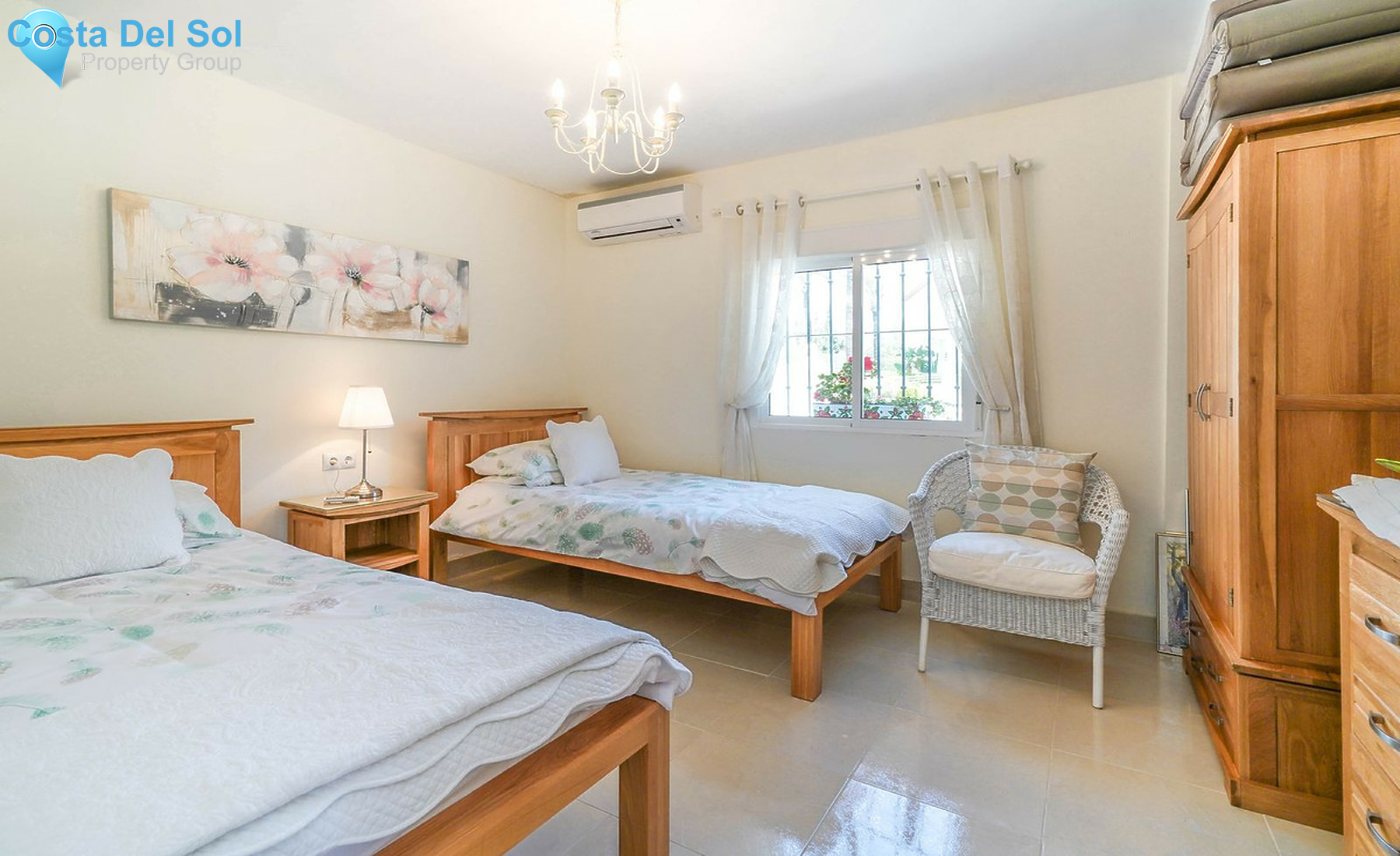 Townhouse in El Paraiso-1370406