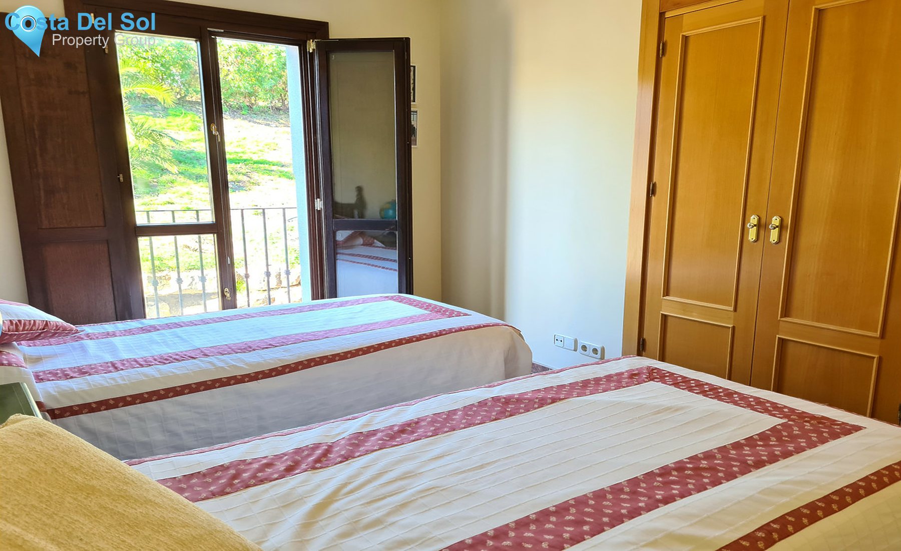 Townhouse in El Paraiso-1402094