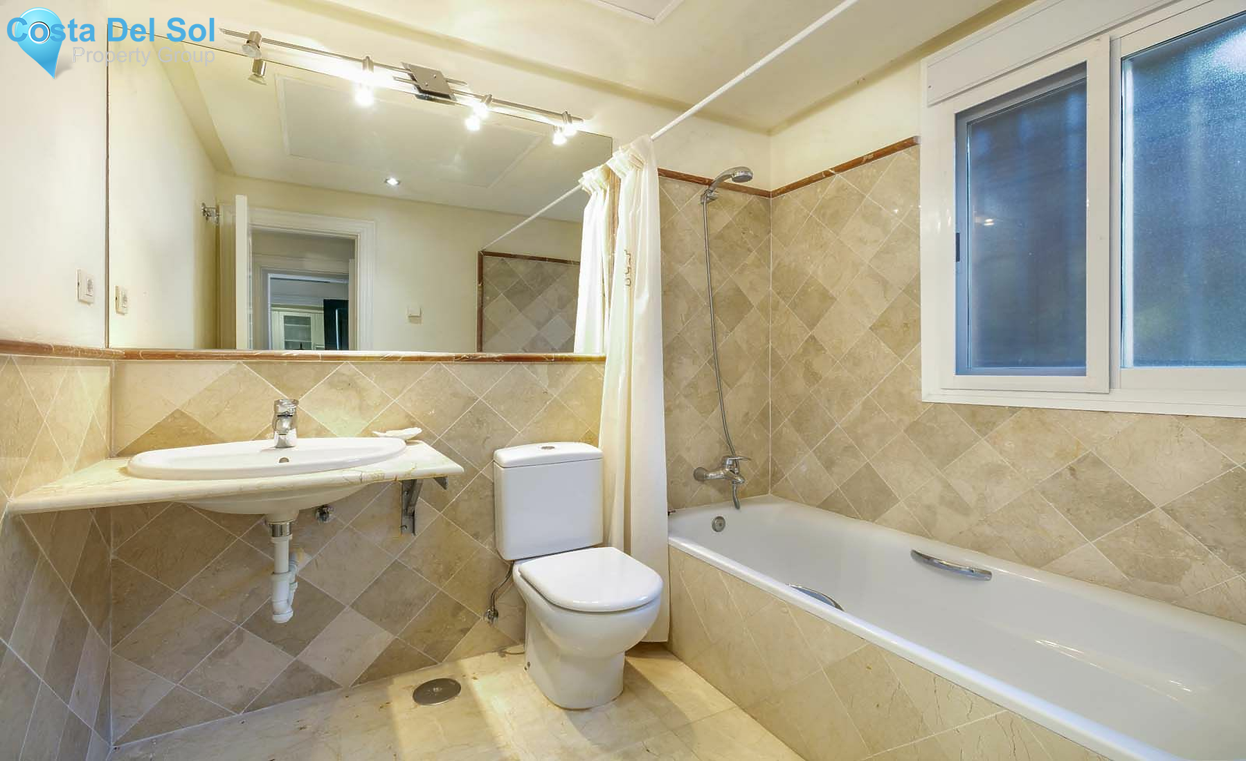 Townhouse in El Paraiso-1143507