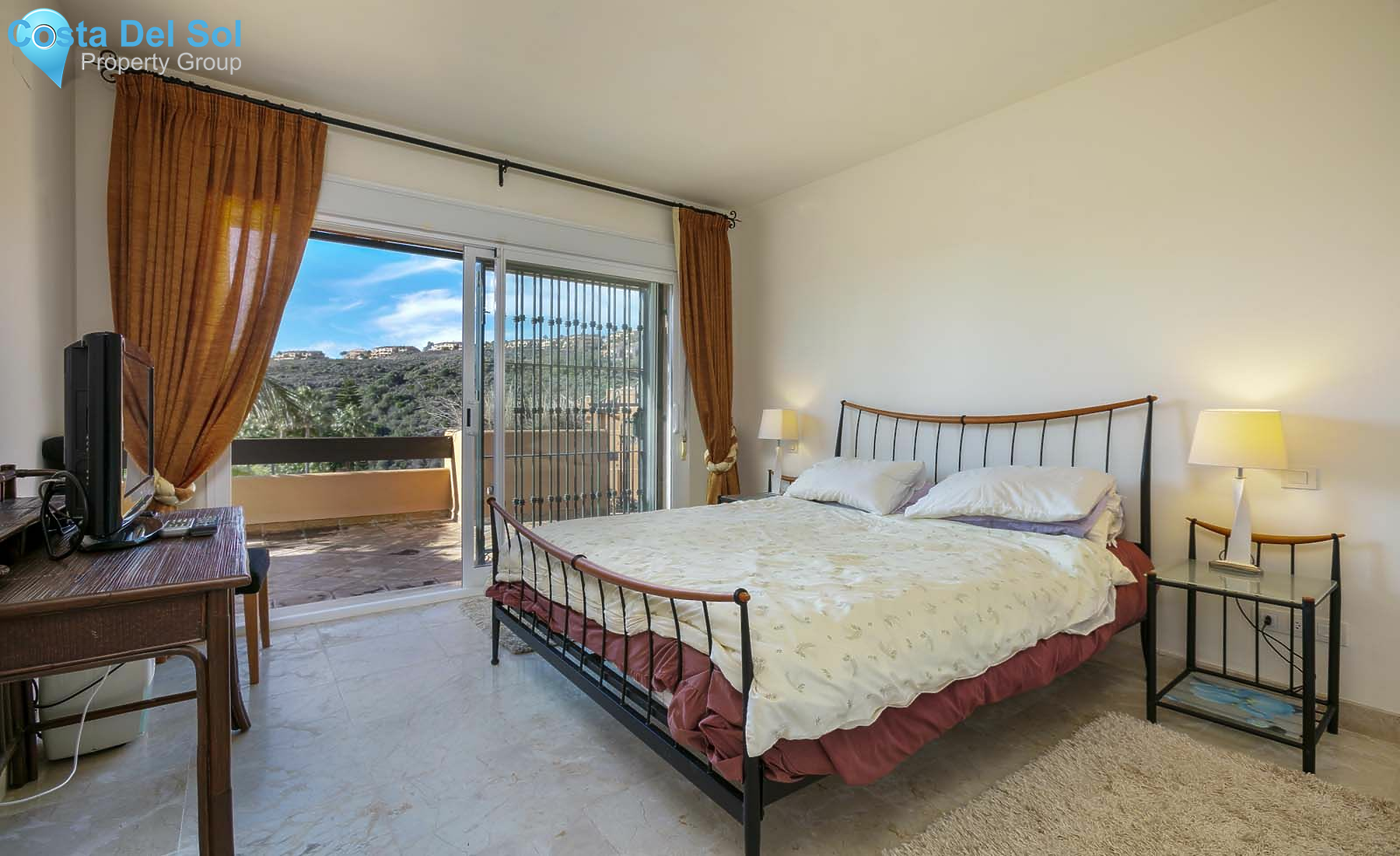 Townhouse in El Paraiso-1143509