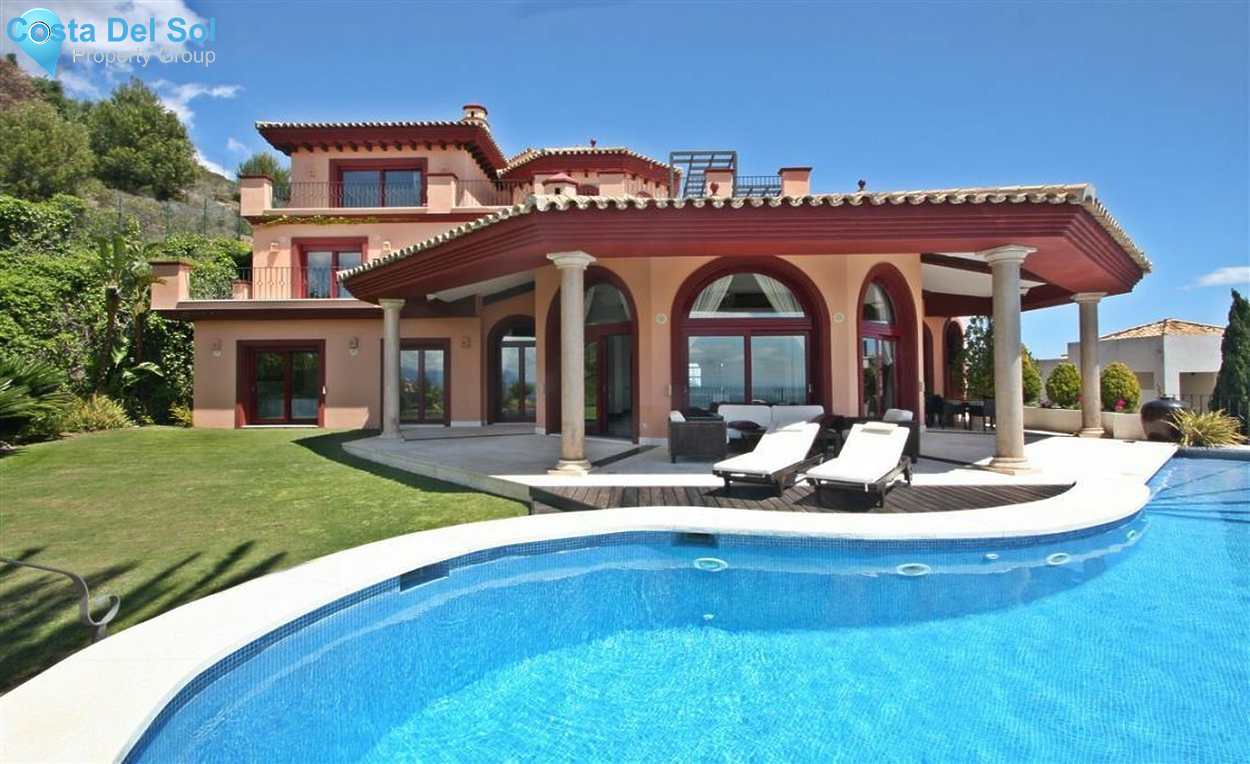 Detached Villa in Altos de los Monteros