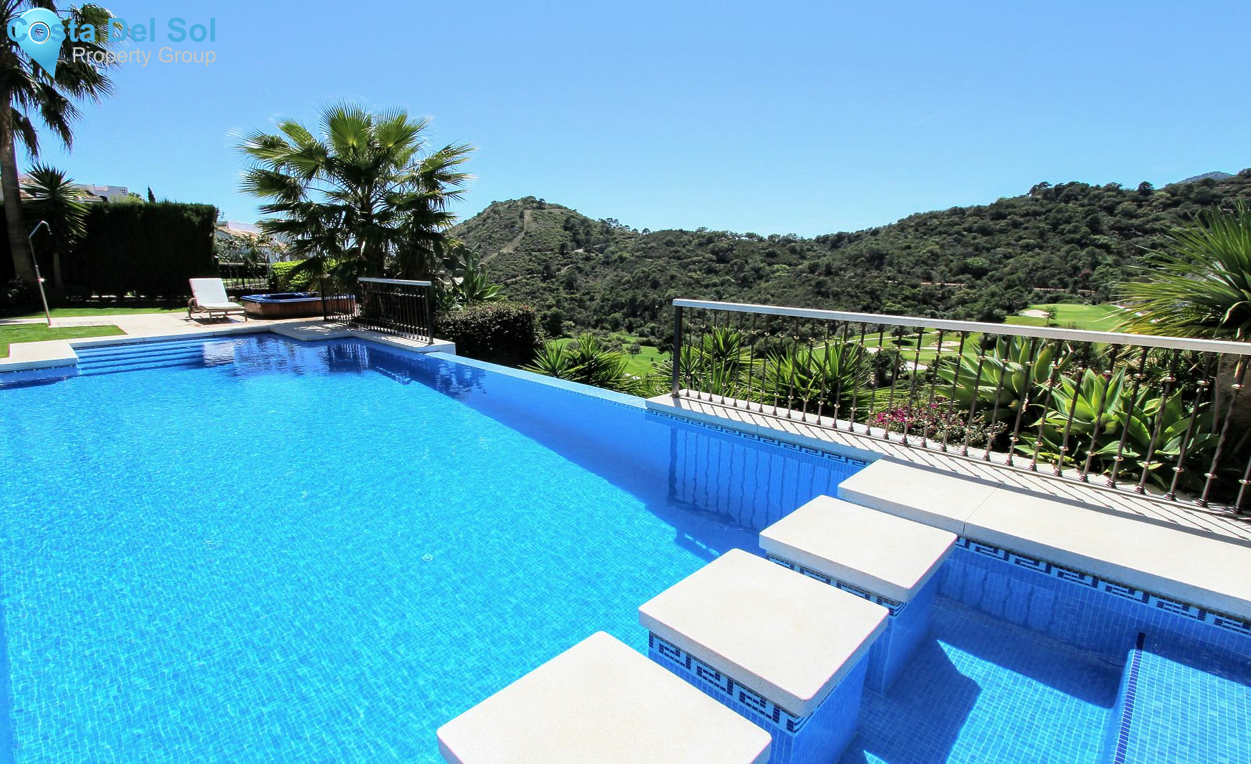Detached Villa in Benahavís-1200338