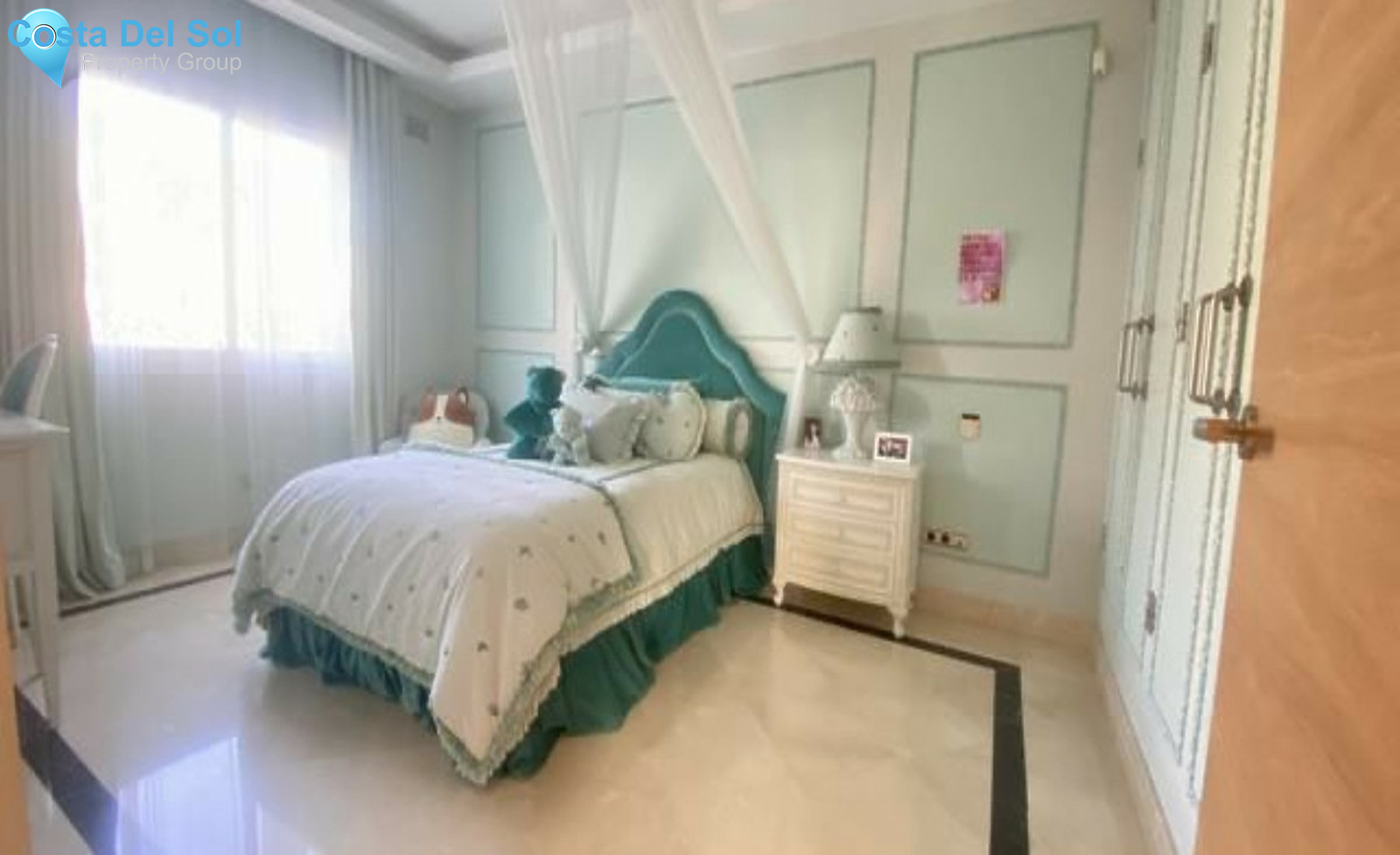 Detached Villa in Marbella-689601