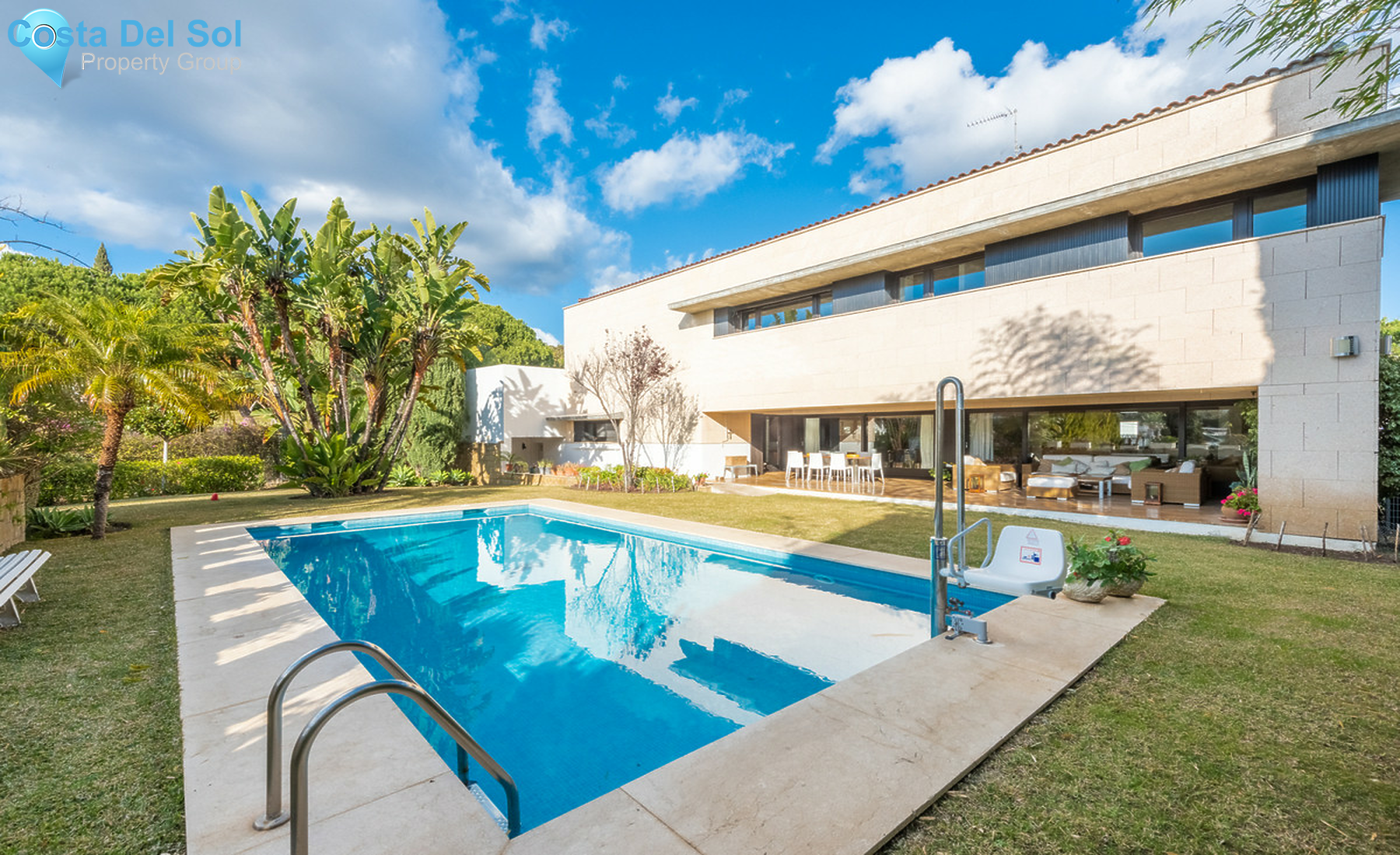 Detached Villa in Nueva Andalucía