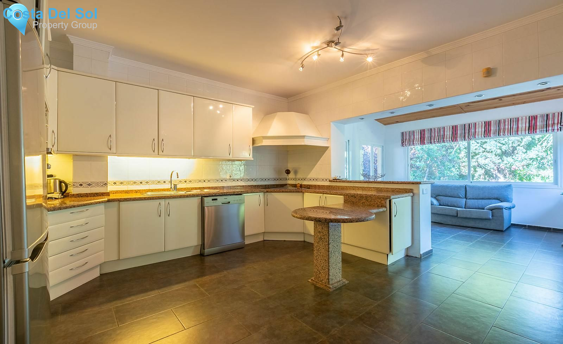 Detached Villa in Nueva Andalucía-1218596