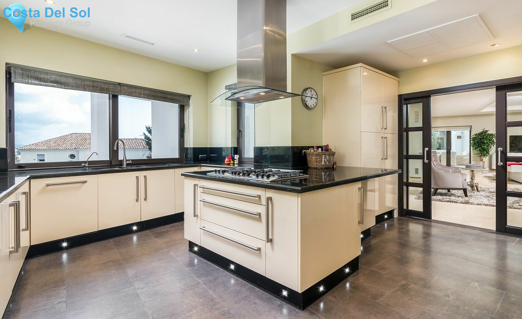 Detached Villa in Nueva Andalucía-1397753