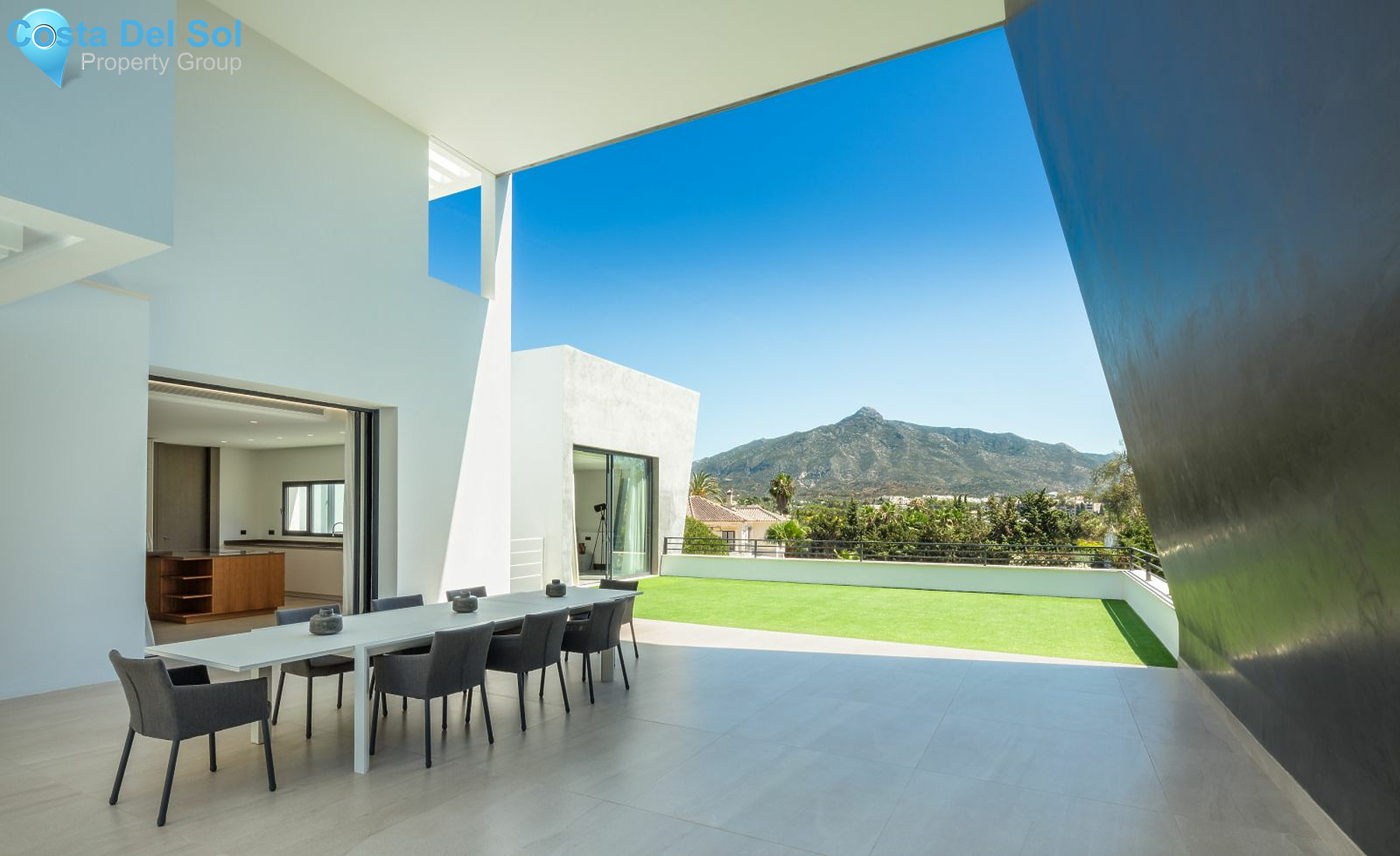 Detached Villa in Nueva Andalucía-1475120
