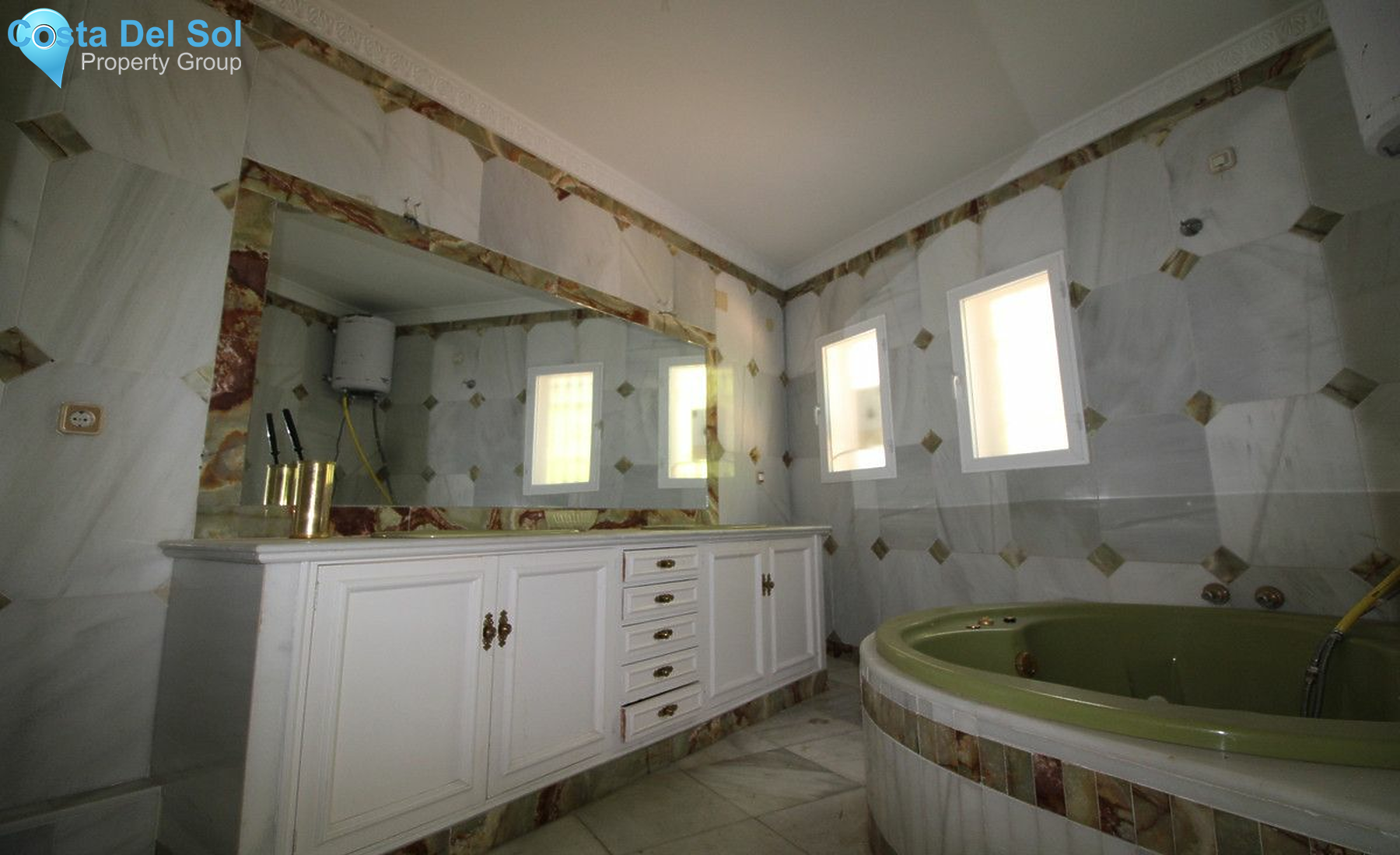 Detached Villa in The Golden Mile-1389079