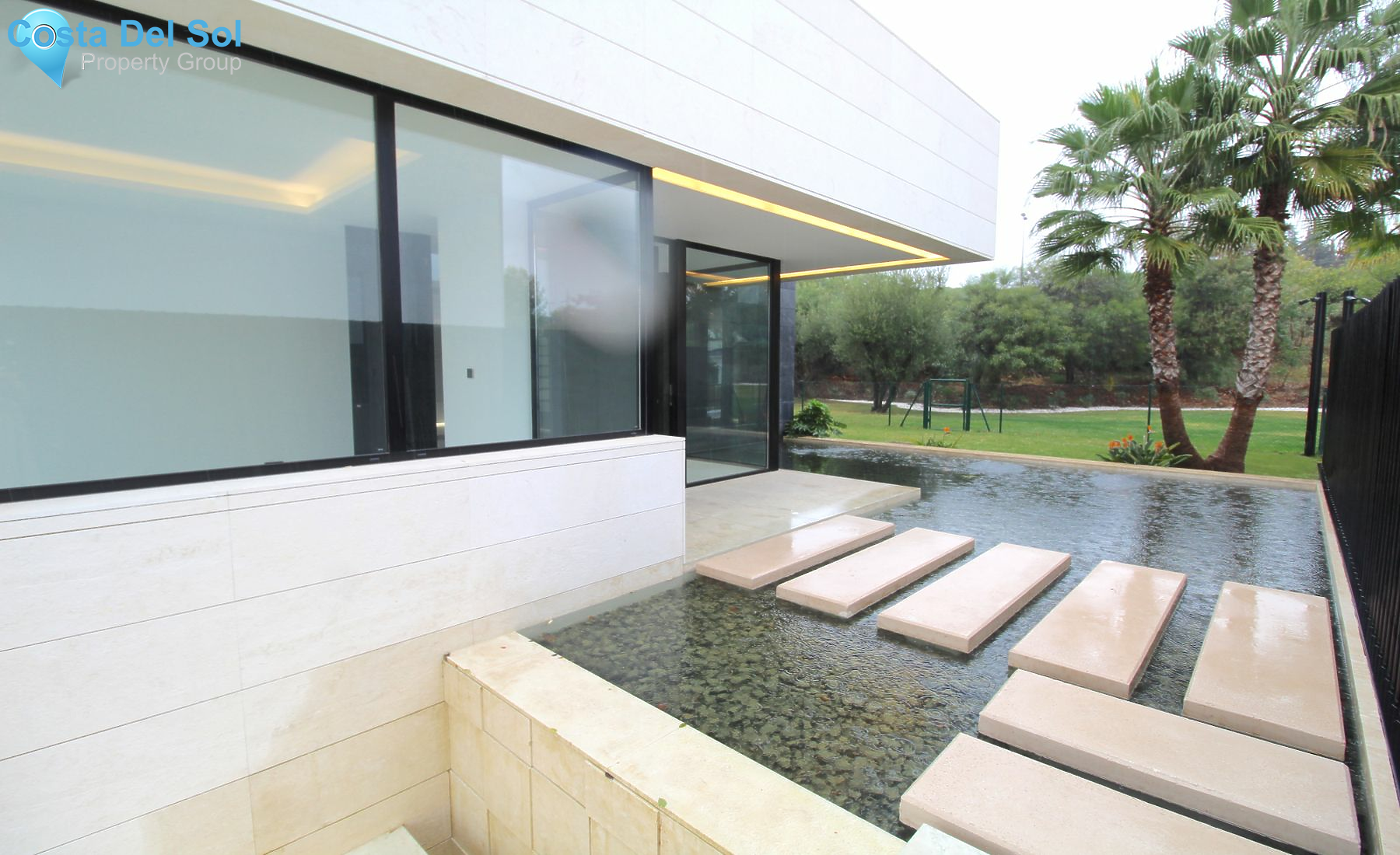 Detached Villa in The Golden Mile-1498423