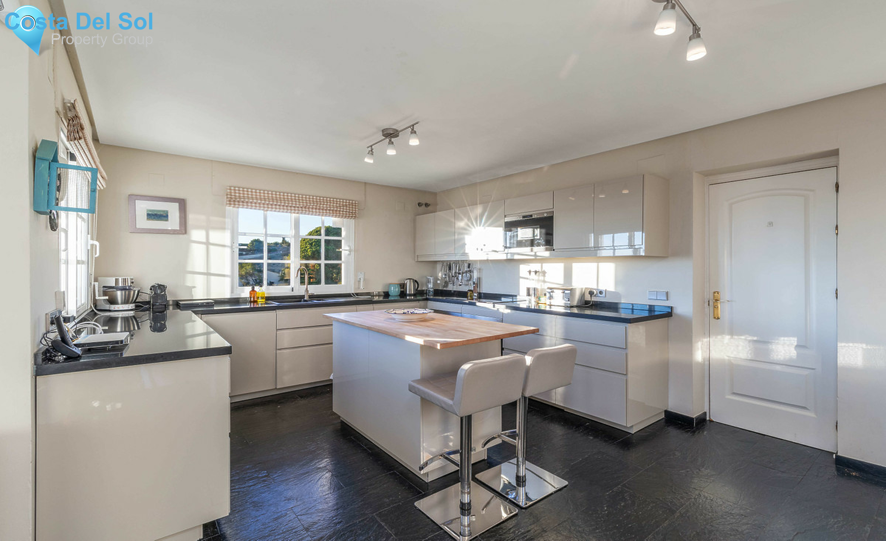 Detached Villa in Mijas-700955