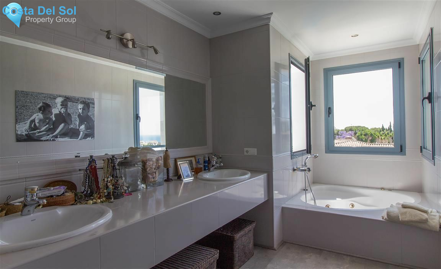 Detached Villa in Hacienda Las Chapas-1192006