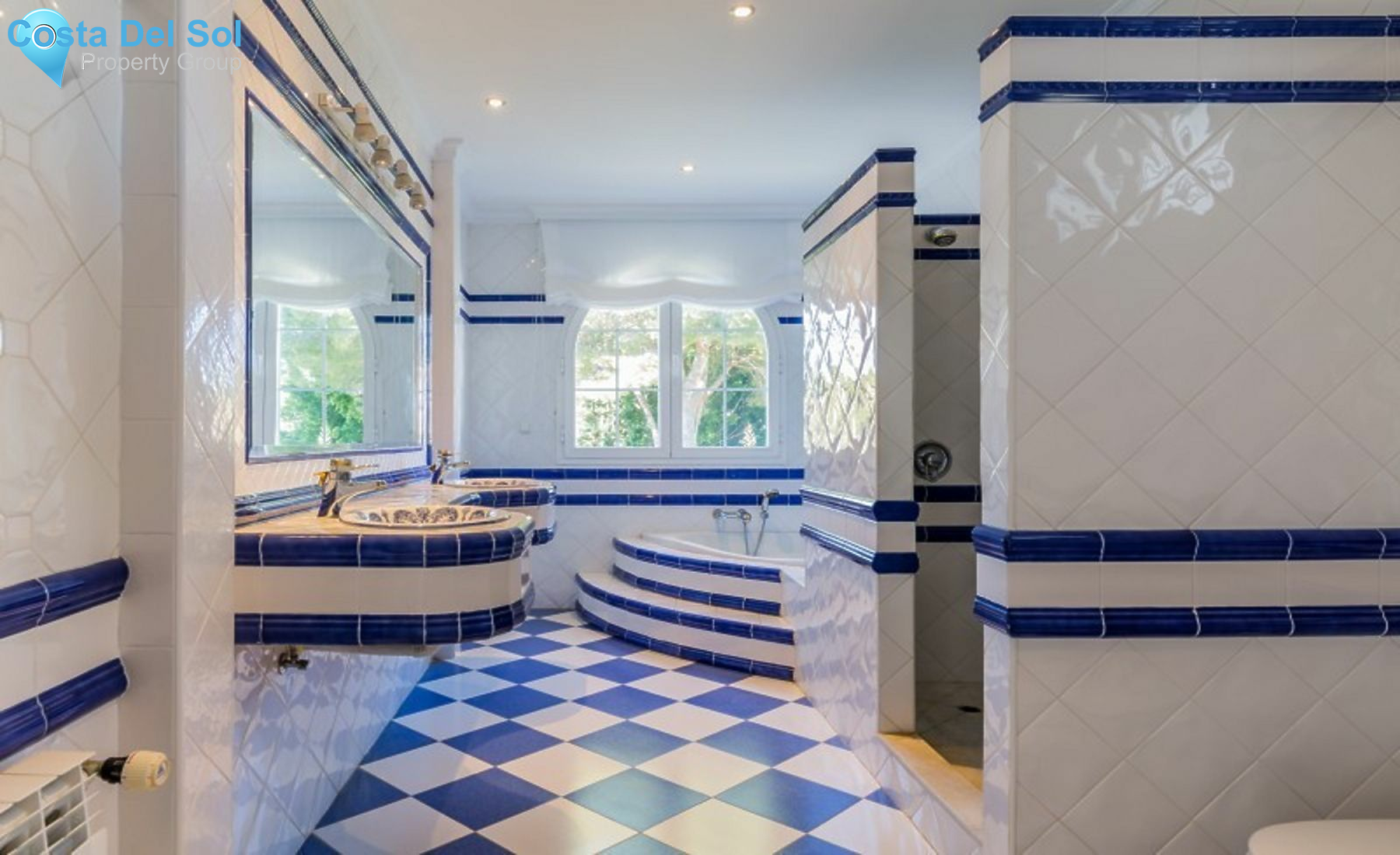 Detached Villa in Hacienda Las Chapas-1450018