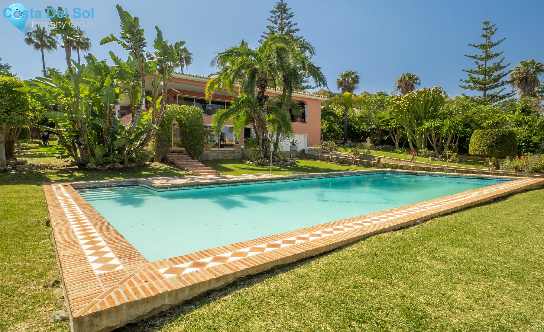 Detached Villa in Nueva Andalucía