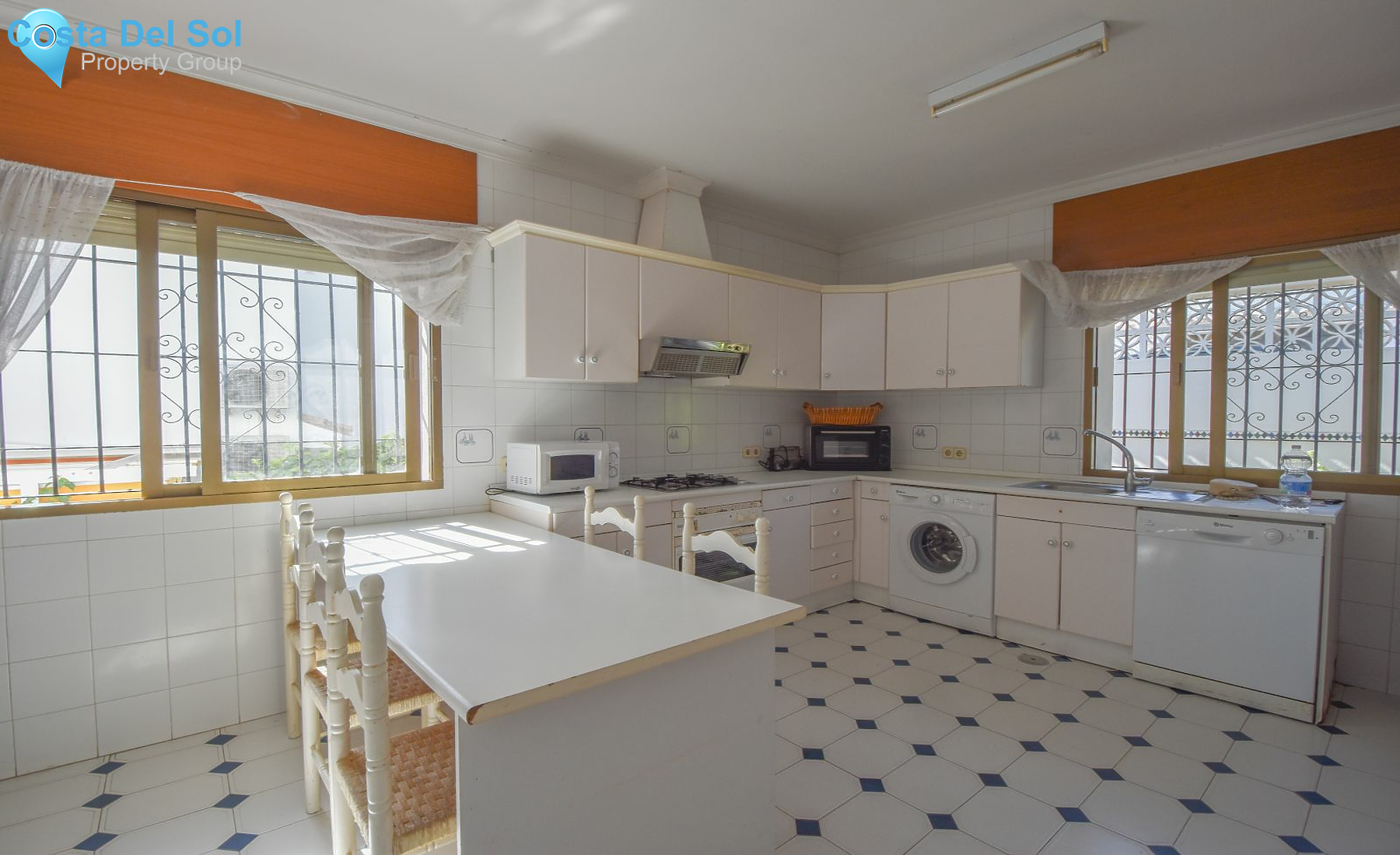 Detached Villa in Nueva Andalucía-1426530