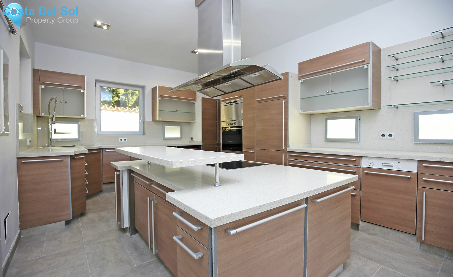 Detached Villa in The Golden Mile-1139573