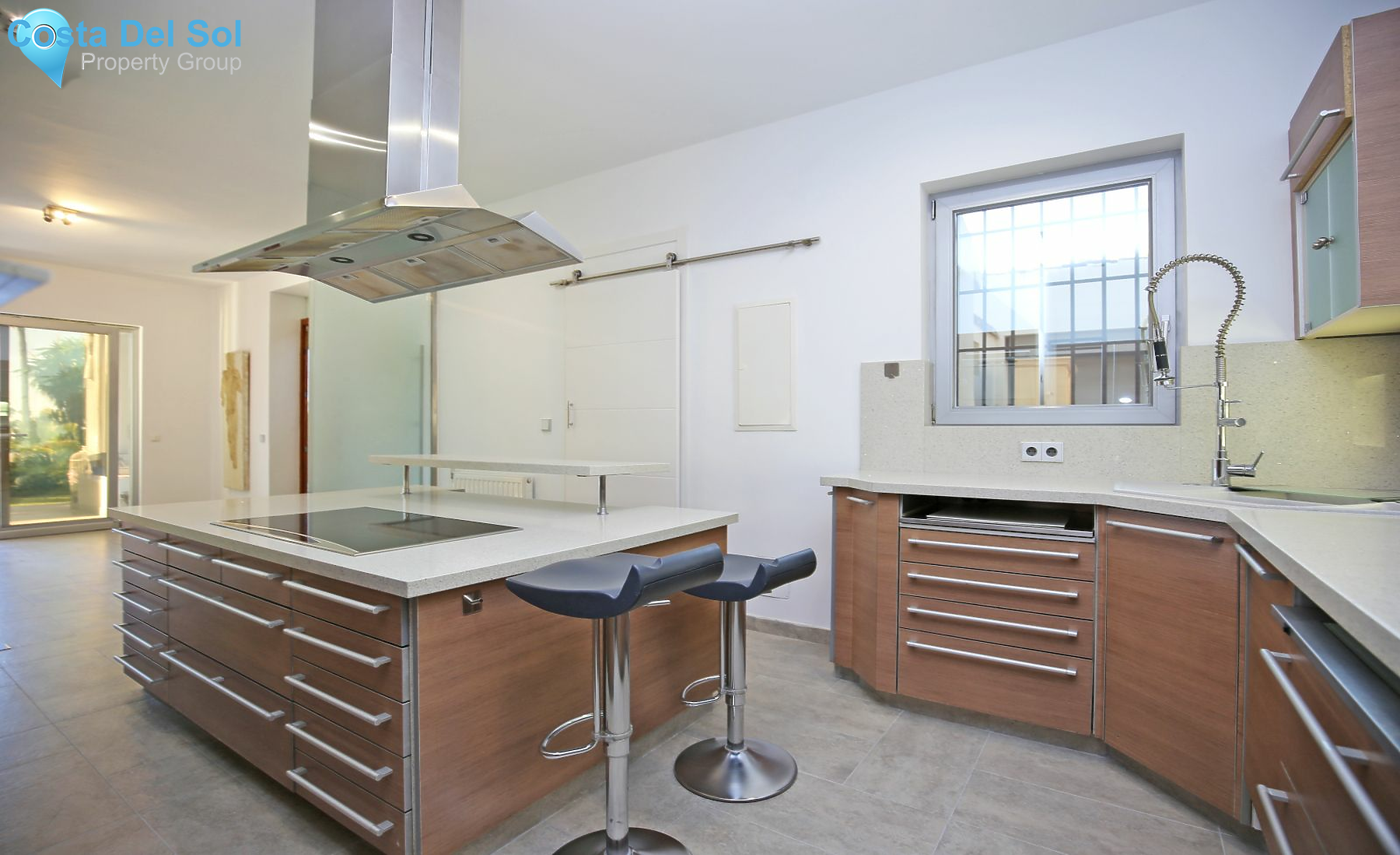 Detached Villa in The Golden Mile-1139578