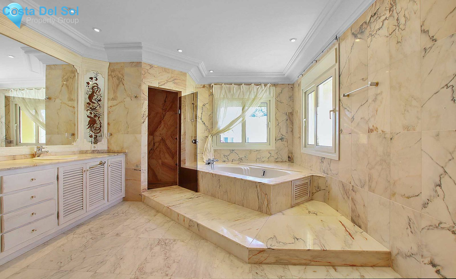 Detached Villa in Bahía de Marbella-1194086