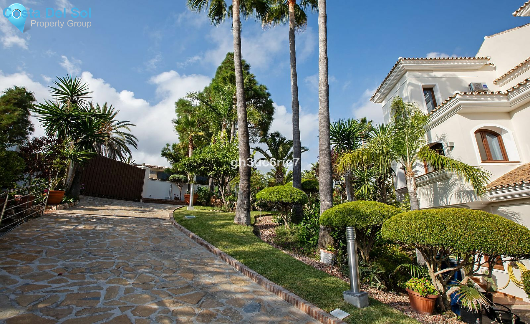 Detached Villa in Hacienda Las Chapas-1177361