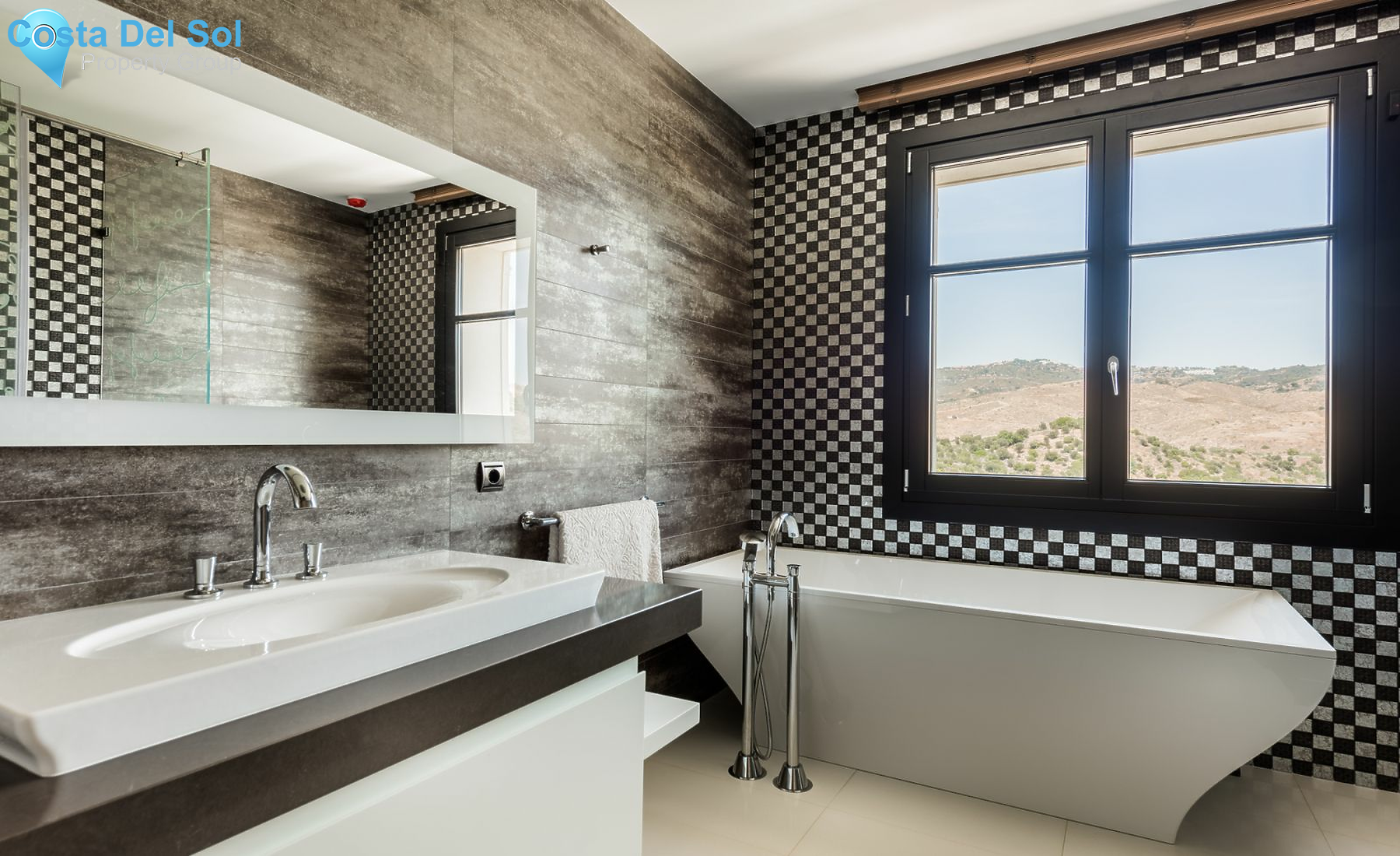 Detached Villa in Hacienda Las Chapas-1178727