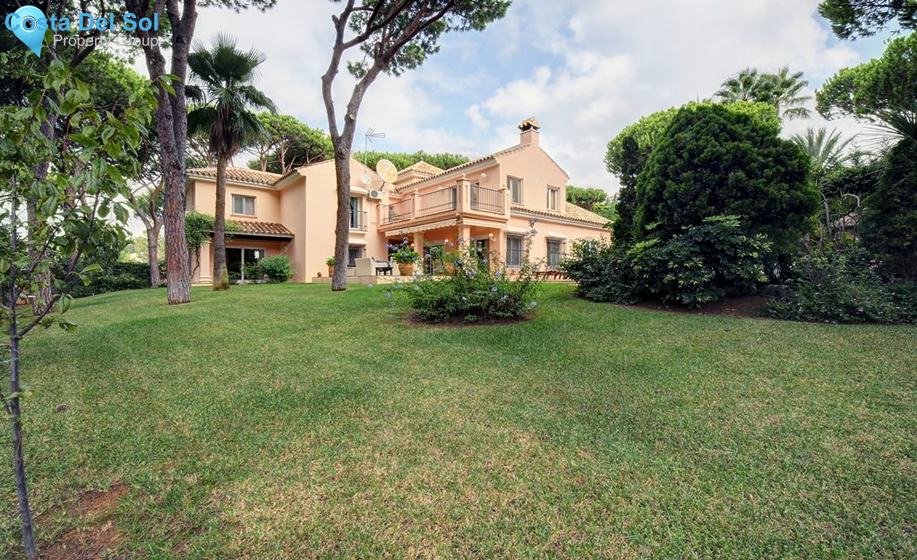 Detached Villa in Hacienda Las Chapas-1202308